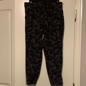 Lululemon Camouflage Joggers size 8
EUC, 24 inch inseam